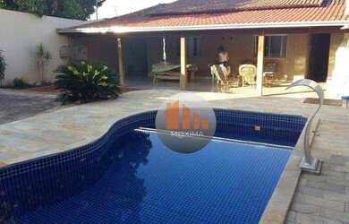 Imagem: A casa possui 3 Dormitórios, 4 Banheiros, 3 Vagas na garagem