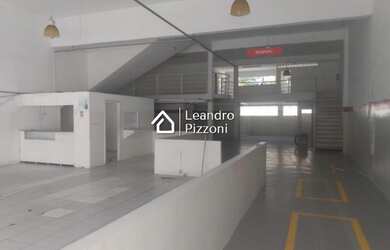 Imagem: O depósito possui 5 Vagas na garagem, 490m² de Área e está