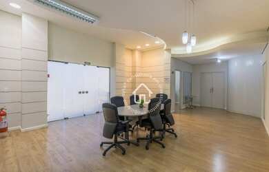 Imagem: O depósito possui 4 Vagas na garagem, 235m² de Área e está