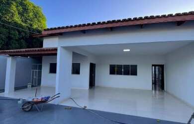 Imagem: A casa possui 3 Dormitórios, 2 Banheiros, 2 Vagas na garagem