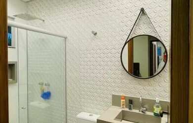 Imagem: A casa possui 3 Dormitórios, 2 Banheiros, 1 Vaga na garagem