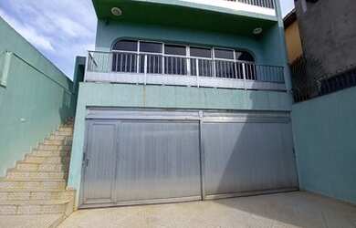 Imagem: A casa possui 3 Dormitórios, 4 Banheiros, 5 Vagas na garagem