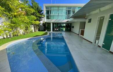 Imagem: A casa possui 4 Dormitórios, 5 Banheiros, 4 Vagas na garagem