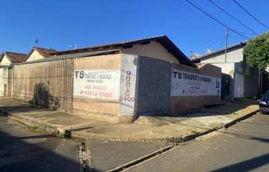 Imagem: A casa possui 2 Dormitórios, 1 Banheiro e 2 Vagas na garagem