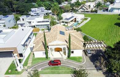 Imagem: A casa em condomínio possui 5 Dormitórios, 5 Banheiros, 3