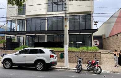 Imagem: O depósito possui 4 Vagas na garagem, 624m² de Área e está