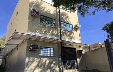 Imagem: O depósito possui 5 Vagas na garagem, 393m² de Área e está