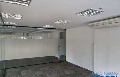 Imagem: O depósito possui 2 Vagas na garagem, 61m² de Área e está