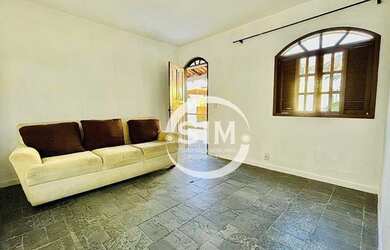 Imagem: A casa possui 1 Dormitório, 1 Banheiro, 1 Vaga na garagem