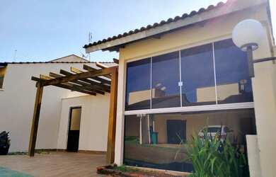 Imagem: A casa em condomínio possui 3 Dormitórios, 3 Banheiros, 2