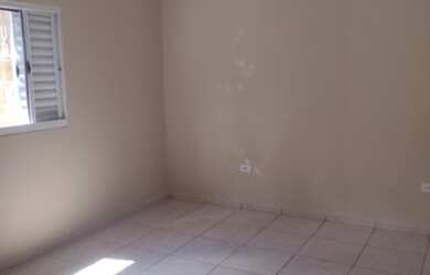 Imagem: A casa possui 2 Dormitórios, 1 Banheiro, 1 Vaga na garagem