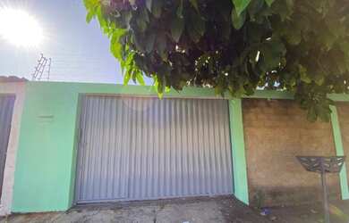 Imagem: A casa possui 2 Dormitórios, 2 Banheiros, 3 Vagas na garagem