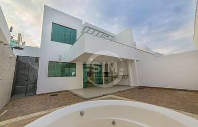 Imagem: A casa em condomínio possui 4 Dormitórios, 2 Banheiros, 2