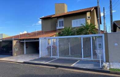 Imagem: A casa possui 3 Dormitórios, 3 Banheiros, 2 Vagas na garagem