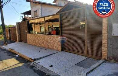 Imagem: A casa possui 4 Dormitórios, 2 Banheiros, 3 Vagas na garagem