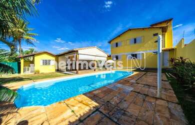 Imagem: A casa possui 5 Dormitórios, 5 Banheiros, 4 Vagas na garagem