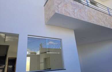 Imagem: A casa possui 2 Dormitórios, 3 Banheiros, 1 Vaga na garagem