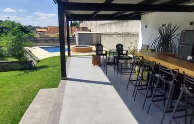 Imagem: A casa possui 1 Dormitório, 4 Banheiros, 5 Vagas na garagem