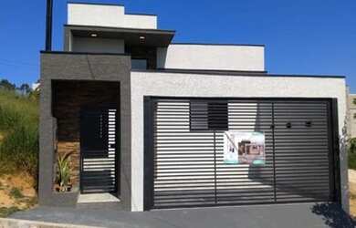 Imagem: A casa possui 3 Dormitórios, 2 Banheiros, 2 Vagas na garagem