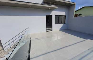 Imagem: A casa possui 3 Dormitórios, 2 Banheiros, 2 Vagas na garagem