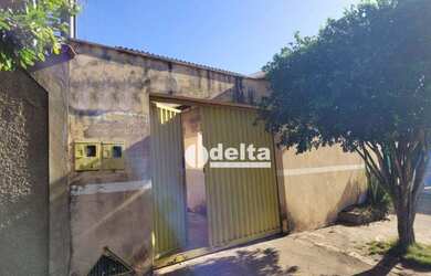 Imagem: A casa possui 4 Dormitórios, 2 Banheiros, 3 Vagas na garagem