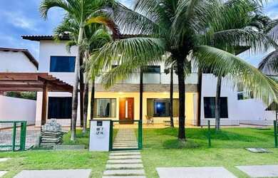 Imagem: A casa em condomínio possui 5 Dormitórios, 5 Banheiros e 500m²