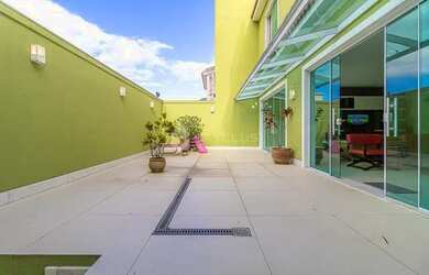 Imagem: A casa em condomínio possui 5 Dormitórios, 5 Banheiros, 5