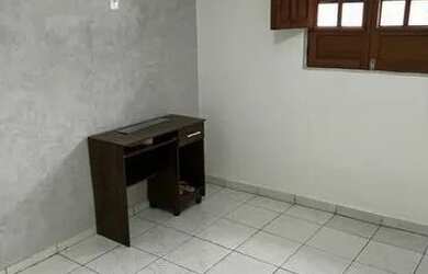 Imagem: A casa possui 3 Dormitórios, 1 Banheiro, 1 Vaga na garagem