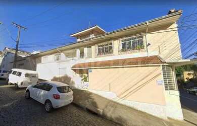 Imagem: A casa possui 4 Dormitórios, 3 Banheiros, 3 Vagas na garagem