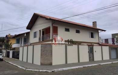 Imagem: A casa em condomínio possui 4 Dormitórios, 3 Banheiros, 4