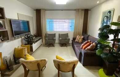 Imagem: A casa possui 2 Dormitórios, 1 Banheiro, 2 Vagas na garagem