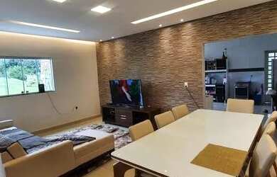 Imagem: A casa em condomínio possui 4 Dormitórios, 3 Banheiros, 4