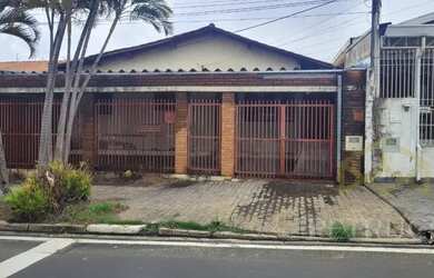 Imagem: A casa possui 3 Dormitórios, 2 Banheiros, 3 Vagas na garagem