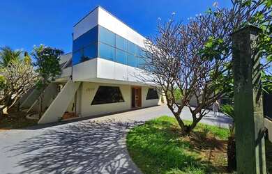 Imagem: A casa possui 4 Dormitórios, 5 Banheiros, 5 Vagas na garagem