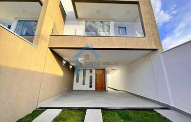 Imagem: A casa possui 3 Dormitórios, 3 Banheiros, 4 Vagas na garagem