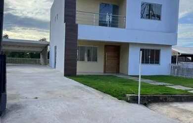 Imagem: A casa possui 4 Dormitórios, 5 Banheiros, 5 Vagas na garagem