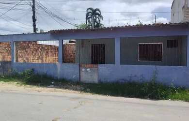 Imagem: A casa possui 2 Dormitórios, 2 Banheiros e 3 Vagas na garagem