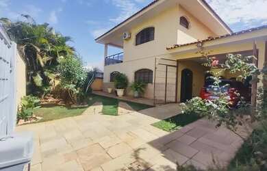 Imagem: A casa possui 5 Dormitórios, 5 Banheiros, 5 Vagas na garagem