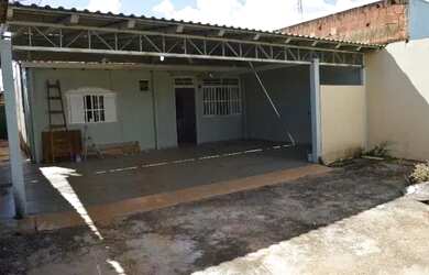 Imagem: A casa possui 2 Dormitórios, 1 Banheiro, 2 Vagas na garagem