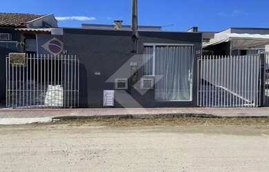 Imagem: A casa possui 2 Dormitórios, 2 Banheiros, 2 Vagas na garagem