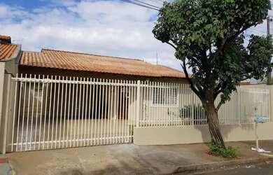 Imagem: A casa possui 3 Dormitórios, 2 Banheiros, 3 Vagas na garagem