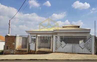 Imagem: A casa possui 3 Dormitórios, 5 Banheiros, 4 Vagas na garagem