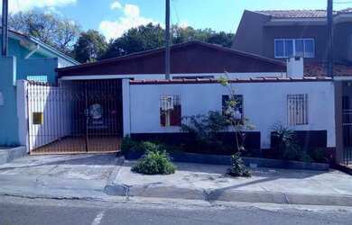 Imagem: A casa possui 3 Dormitórios, 2 Banheiros, 2 Vagas na garagem