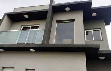 Imagem: A casa possui 3 Dormitórios, 5 Banheiros, 3 Vagas na garagem