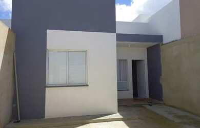 Imagem: A casa possui 2 Dormitórios, 1 Banheiro, 2 Vagas na garagem