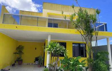 Imagem: A casa possui 4 Dormitórios, 4 Banheiros e 3 Vagas na garagem