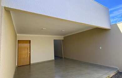 Imagem: A casa possui 3 Dormitórios, 2 Banheiros e está localizado