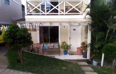 Imagem: A casa possui 3 Dormitórios, 3 Banheiros, 1 Vaga na garagem