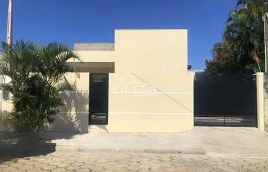 Imagem: A casa possui 3 Dormitórios, 1 Banheiro, 3 Vagas na garagem