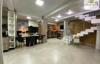 Imagem: A casa possui 3 Dormitórios, 3 Banheiros, 2 Vagas na garagem